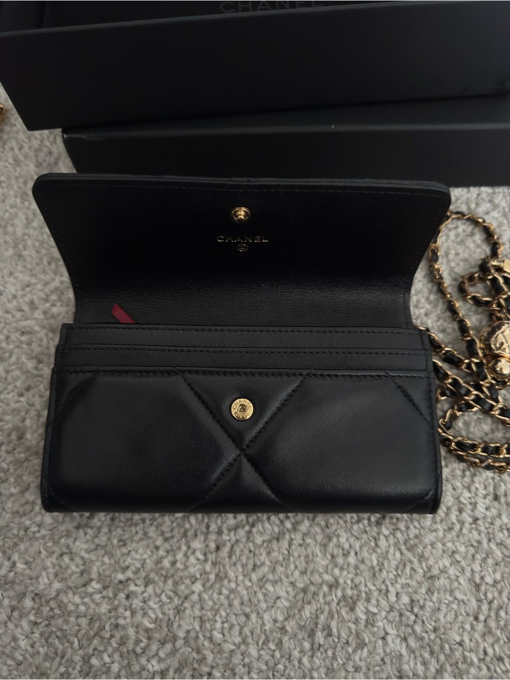 Chanel
19 Flap Wallet Quilted Lambskin 
(Great condition + Full set) - Picture 9 of 10